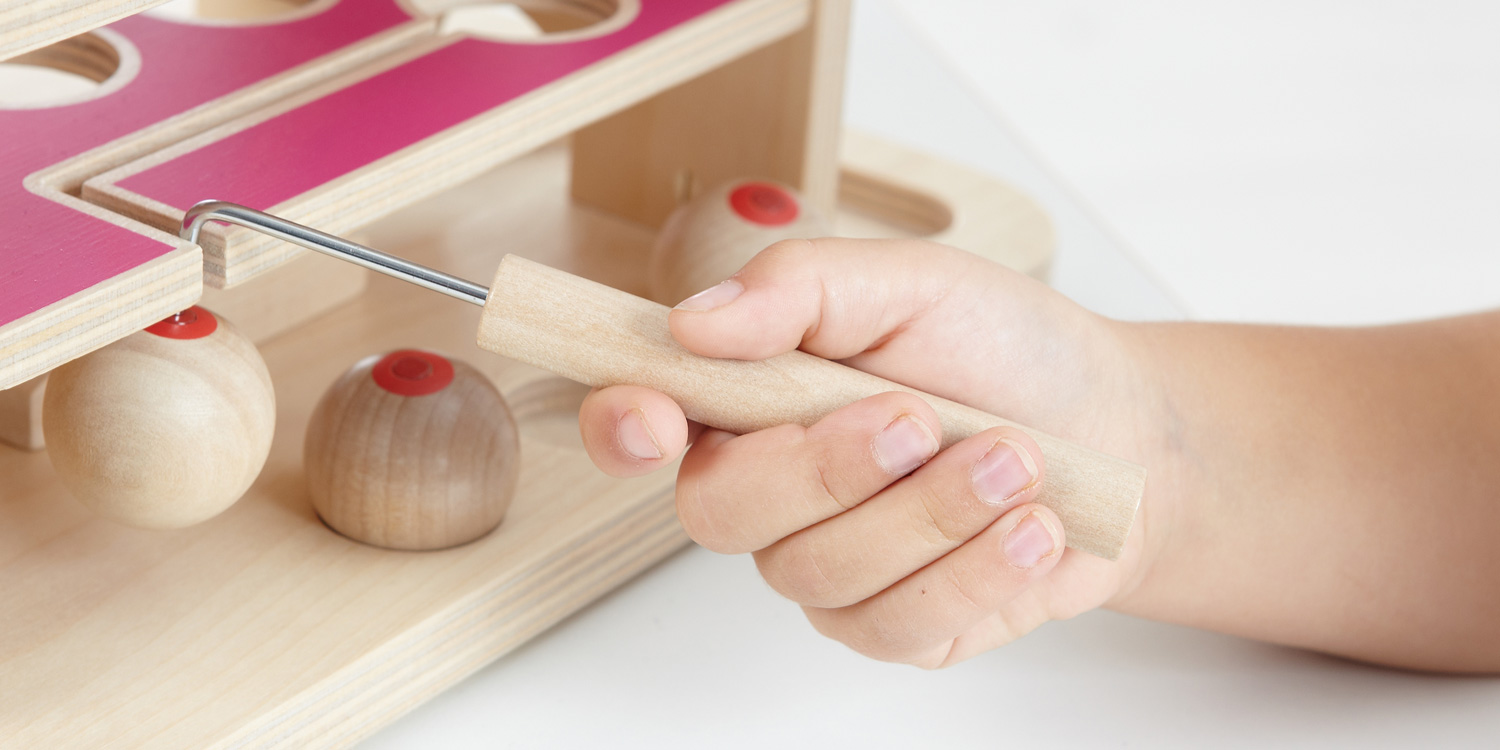 Mit dem Greifer wird die Holzkugel am Magnet aufgenommen.