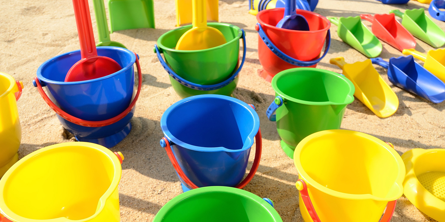 Bei Spielwelle erhalten Sie alles für den Sandspielspaß: Schaufeln, Rechen, Siebe, Eimer und mehr in vielen Farben und super Qualität